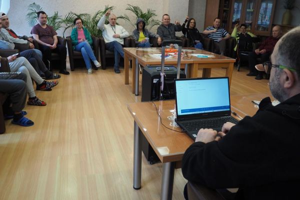 Mieszkańcy odgadują tytuły piosenek podczs quizu Jaka to melodia.