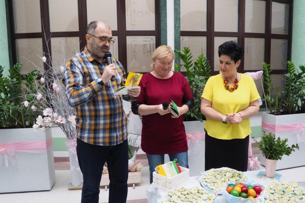 Pracownicy składają życzenia wielkanocne Mieszkańcom.