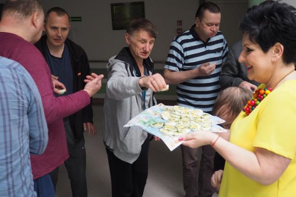 Pani Dytektor dzieli się jajkiem wielkanocnym z Mieszkańcami.