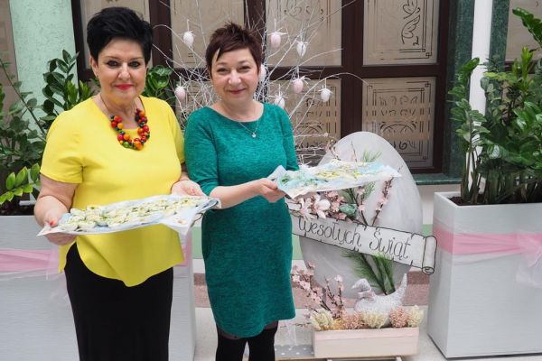 Pani Dytektor i Pani Kierownik dzielą się jajkiem wielkanocnym z Mieszkańcami.