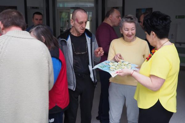 Pani Dytektor dzieli się jajkiem wielkanocnym z Mieszkańcami.