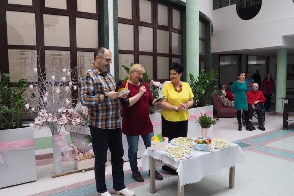 Pracownicy składają życzenia wielkanocne Mieszkańcom.