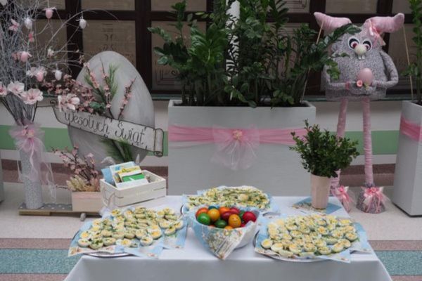 Wystrój wielkanocny holu Domu wraz z poczęstunkiem z jajek.