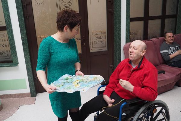 Pani Kierownik dzieli się jajkiem wielkanocnym z Mieszkańcami.