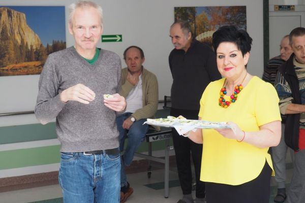 Pani Dytektor dzieli się jajkiem wielkanocnym z Mieszkańcami.