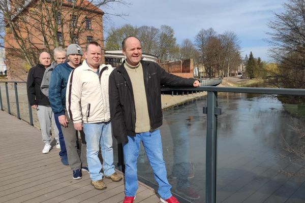 Mieszkańcy stoją w Słupsku na nowym moście.