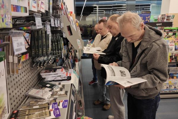 Mieszkańcy przeglądają prasę w słupskim Empiku.
