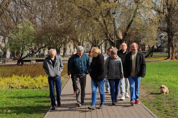 Mieszkańcy spacerują w słupskim parku.