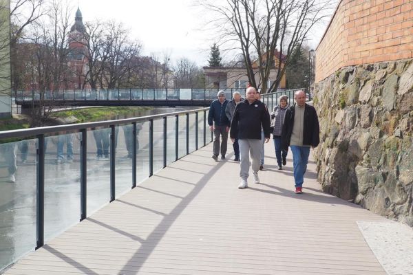 Mieszkańcy spacerują w Słupsku nad rzeką.