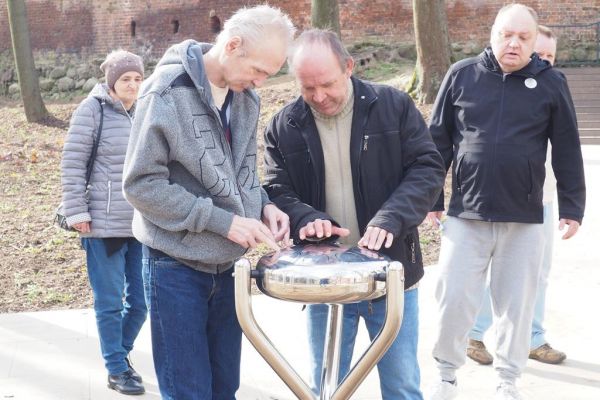 Mieszkańcy grają na nietypowym instrumencie w słupskim parku.