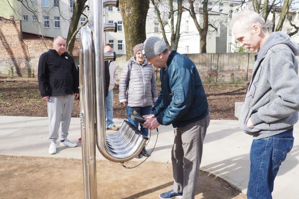 Mieszkańcy grają na nietypowym instrumencie w słupskim parku.