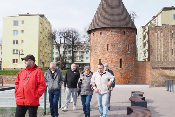 Mieszkańcy spacerują po słupskich bulwarach.