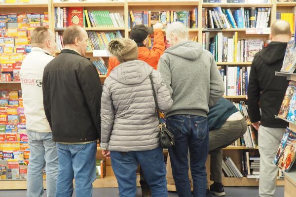 Mieszkańcy wybierają książki w słupskim Empiku.