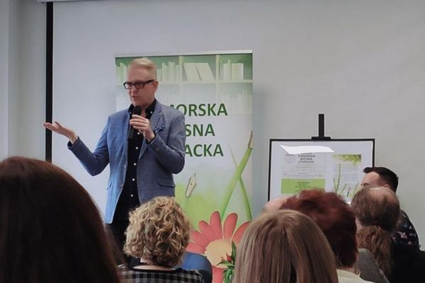 Zaproszony gość na spotkanie literackie w Słupsku Pan Mariusz Szczygieł opowiada o swoich książkach.