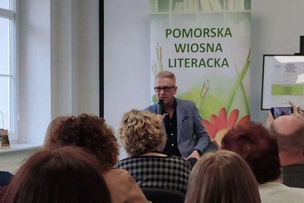 Zaproszony gość na spotkanie literackie w Słupsku Pan Mariusz Szczygieł opowiada o swoich książkach.
