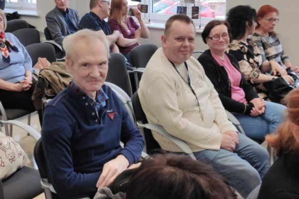 Troje naszych Mieszkańców uczestniczą w spotkaniu literackim z Panem Mariuszem Szczygłem.