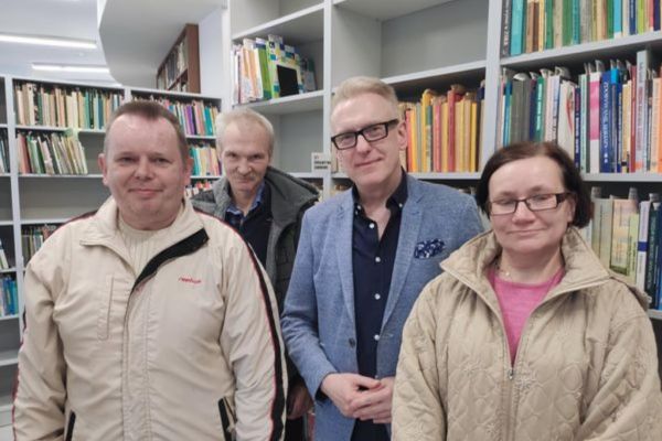 Wspólne zdjęcie trójki Mieszkańców z Panem Mariuszem Szczygłem.
