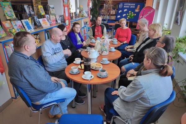 Mieszkańcy zgromadzeni w Publicznej Bibliotece w Objeździe uczestniczą w spotkaniu Dyskusyjnego Klubu Książki.