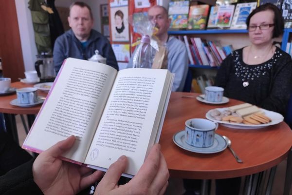 Mieszkańcy zgromadzeni w Publicznej Bibliotece w Objeździe uczestniczą w spotkaniu Dyskusyjnego Klubu Książki.