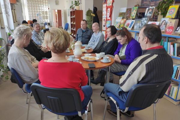 Mieszkańcy zgromadzeni w Publicznej Bibliotece w Objeździe uczestniczą w spotkaniu Dyskusyjnego Klubu Książki.