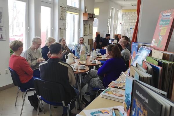 Mieszkańcy zgromadzeni w Publicznej Bibliotece w Objeździe uczestniczą w spotkaniu Dyskusyjnego Klubu Książki.