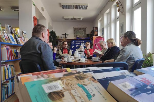 Mieszkańcy zgromadzeni w Publicznej Bibliotece w Objeździe uczestniczą w spotkaniu Dyskusyjnego Klubu Książki.