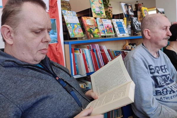 Mieszkańcy zgromadzeni w Publicznej Bibliotece w Objeździe uczestniczą w spotkaniu Dyskusyjnego Klubu Książki.