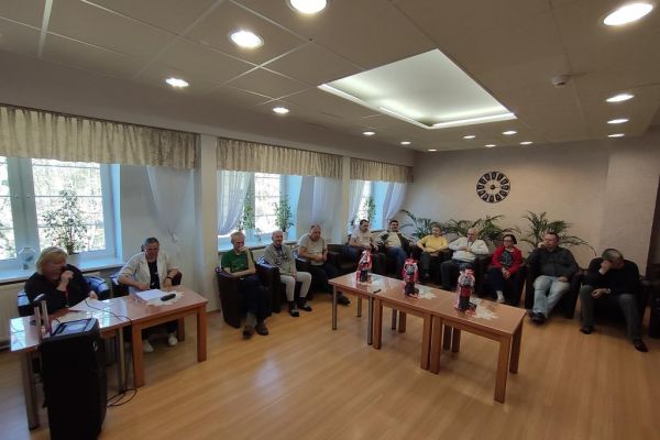 ieszkańcy odpowiadają na pytania z quizu.