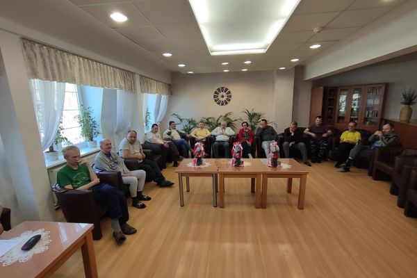 ieszkańcy odpowiadają na pytania z quizu.