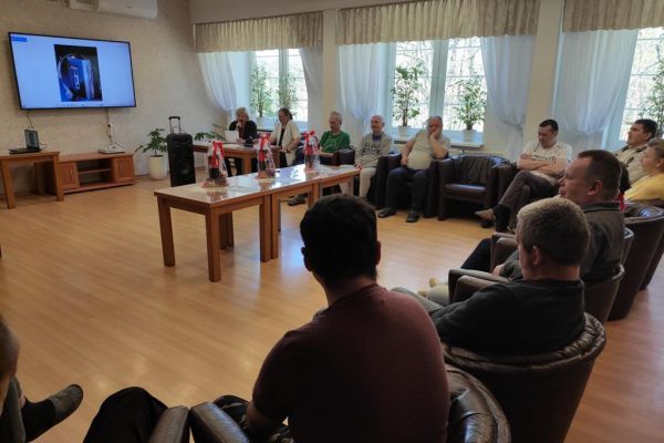 ieszkańcy odpowiadają na pytania z quizu.