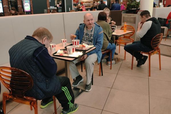 Mieszkańcy podczas konsumpcji przed seansem filmowym.