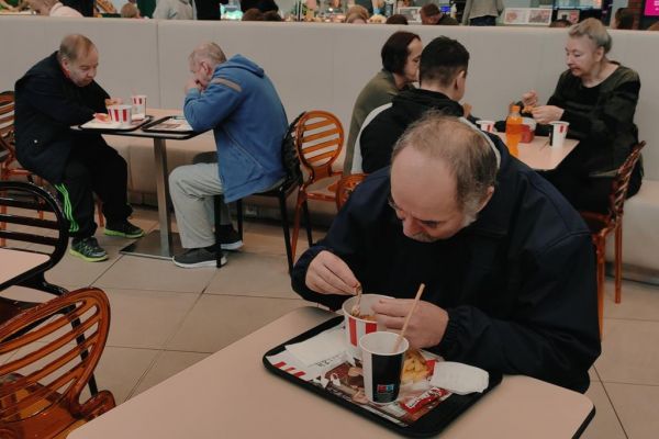 Mieszkańcy podczas konsumpcji przed seansem filmowym.