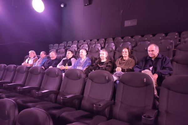 Mieszkańcy w sali kinowej podczaas seansu filmowego.