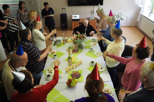 Mieszkańcy wznoszą toast śpiewają sto lat jubilatce.