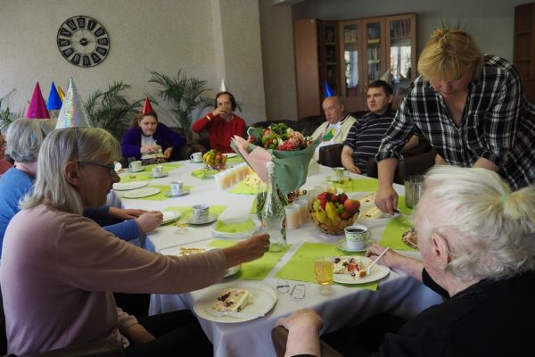 Mieszkańcy uczestniczą w urodzinach jubilatki Pani Halinki.