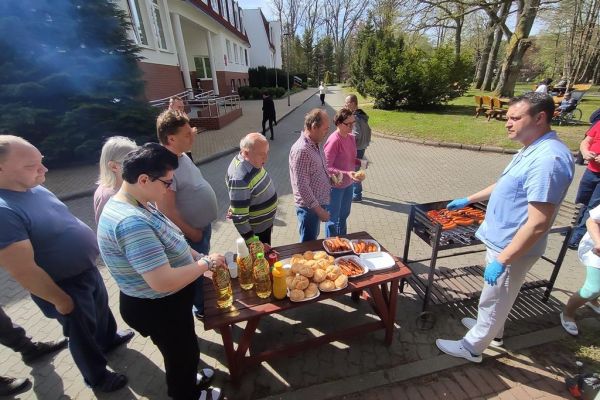 Mieszkańcy podczas grillowania.