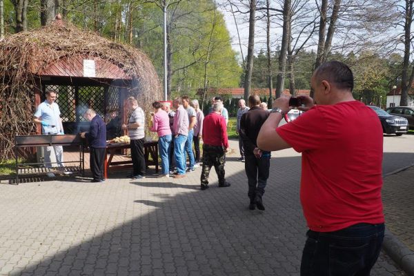 Mieszkańcy podczas grillowania.