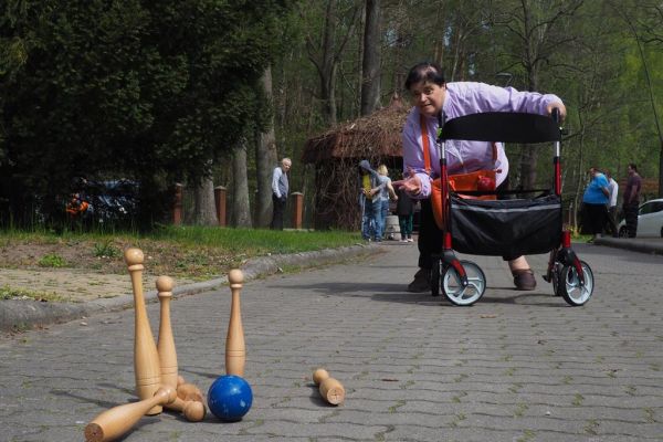 Mieszkanka gra w kręgle na świeżym powietrzu podczas grillowania.