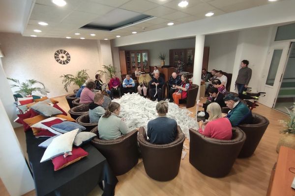 Mieszkańcy dra wypełniacz do poduszek podczas zajęć.