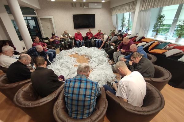 Mieszkańcy dra wypełniacz do poduszek podczas zajęć.