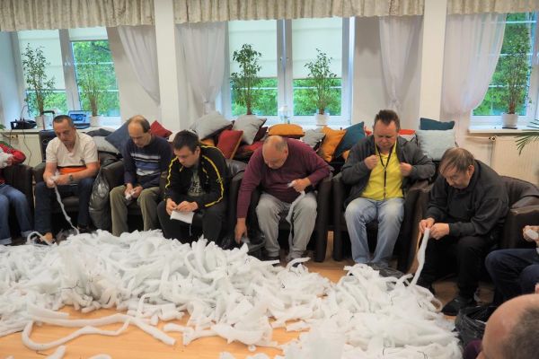 Mieszkańcy dra wypełniacz do poduszek podczas zajęć.
