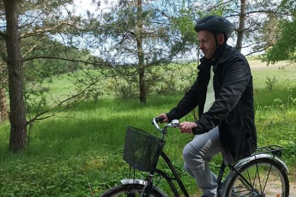 Mieszkaniec jedzie na rowerze.