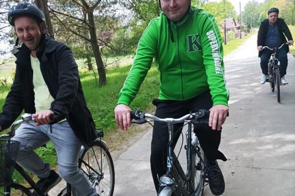 Mieszkańcy jada na rowerach .