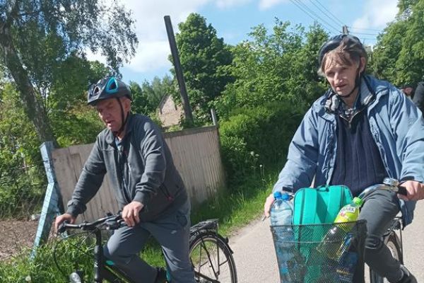 Mieszkańcy jada na rowerach.