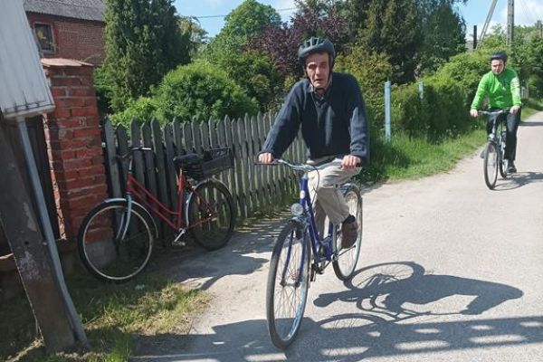 Mieszkańcy jada na rowerach.