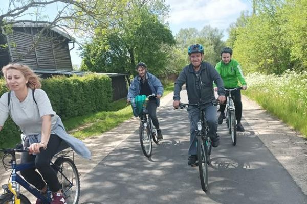 Mieszkańcy jada na rowerach.