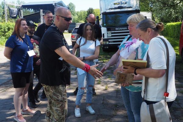 Mieszkańcy i terapeuci wręczają podziękowanie zespołowi Łydka Grubasa.