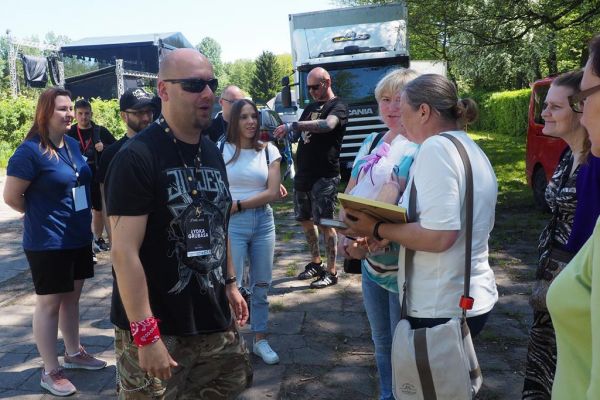 Mieszkańcy i terapeuci wręczają podziękowanie zespołowi Łydka Grubasa.