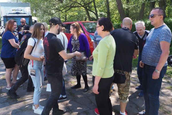 Mieszkańcy i terapeuci wręczają podziękowanie zespołowi Łydka Grubasa.