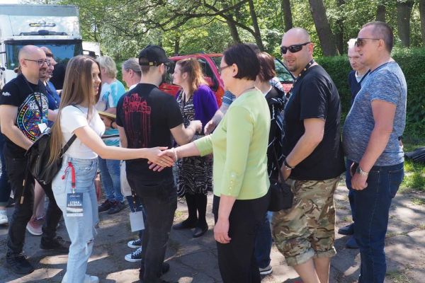 Mieszkańcy i terapeuci wręczają podziękowanie zespołowi Łydka Grubasa.